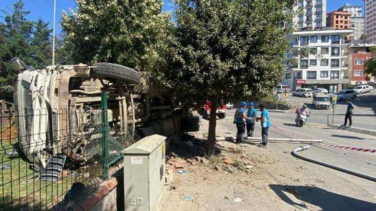 Facianın eşiğinden dönüldü: Hafriyat kamyonu parkın duvarına çarparak devrildi