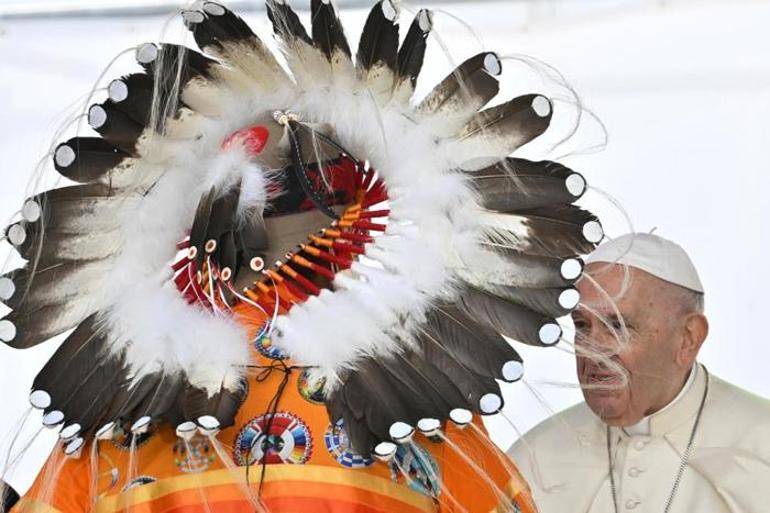 Papa Francis yatılı okullardaki suistimalleri için Kanada’da yerlilerden özür diledi