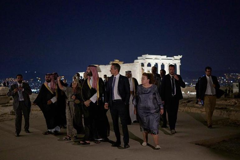 Suudi Veliaht Prens Yunanistanda Dünya izliyor