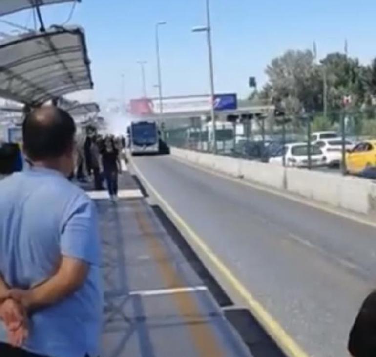 Üsküdarda metrobüsten dumanlar yükseldi, yolcular tahliye edildi