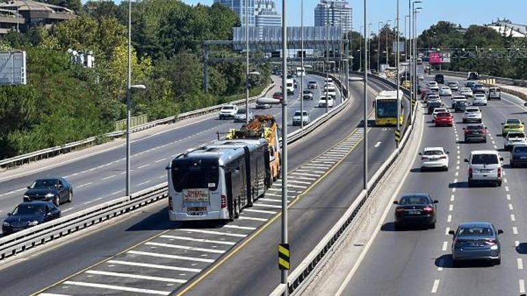 Üsküdarda metrobüsten dumanlar yükseldi, yolcular tahliye edildi