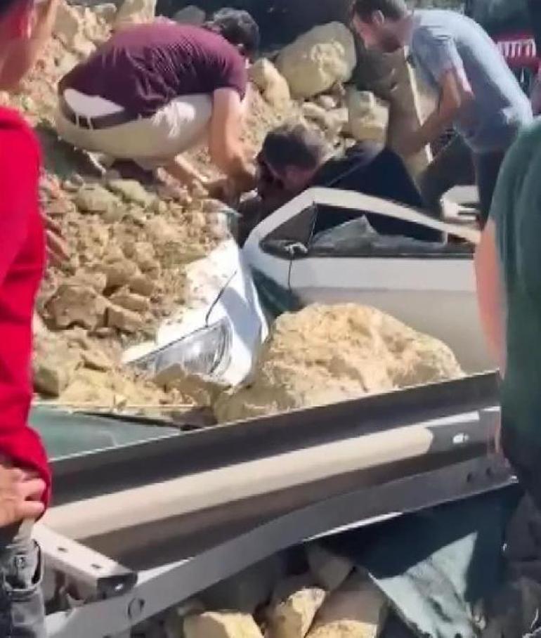 TEMde hafriyat yüklü kamyon otomobilin üzerine devrildi