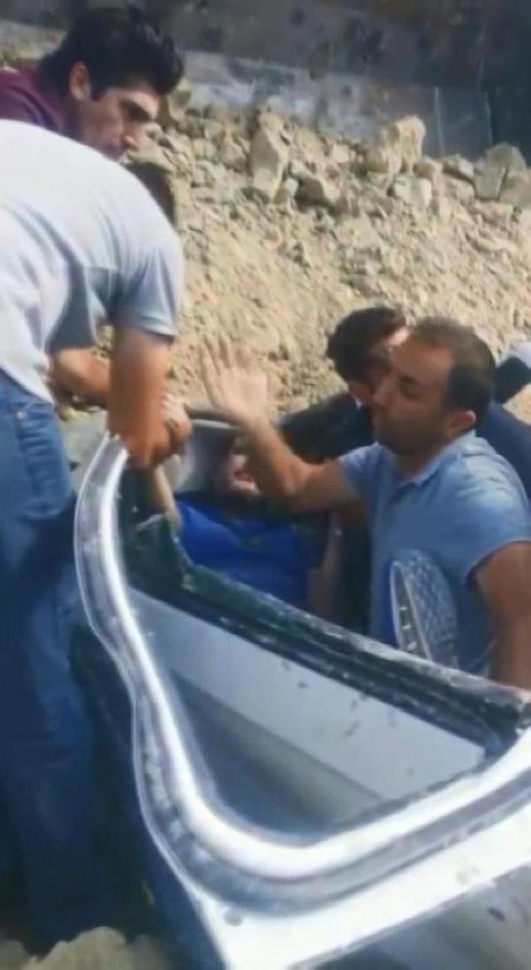 TEMde hafriyat yüklü kamyon otomobilin üzerine devrildi