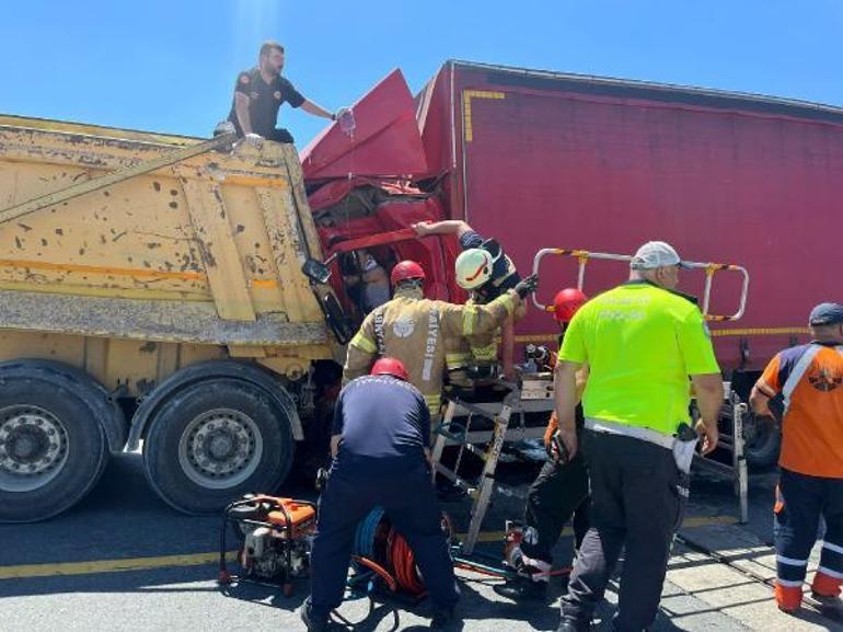 TEMde hafriyat yüklü kamyon otomobilin üzerine devrildi