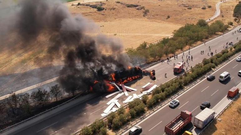 İzmirde TIR alev topuna döndü Yol kenarındaki ağaçlar da tutuştu