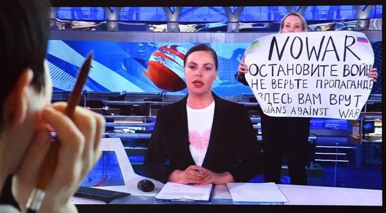 Savaşı protesto eden Rus gazeteci Marina Ovsyannikovaya para cezası