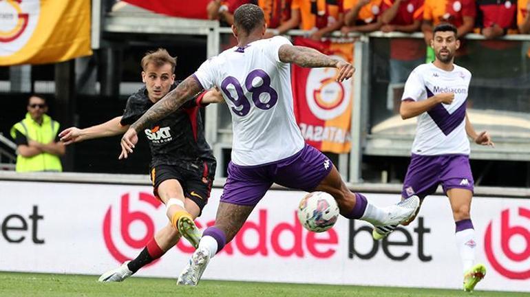 Fiorentina - Galatasaray maçında saha karıştı Taraftarın hamlesi sonrası Muslera ve Okan Buruk çılgına döndü