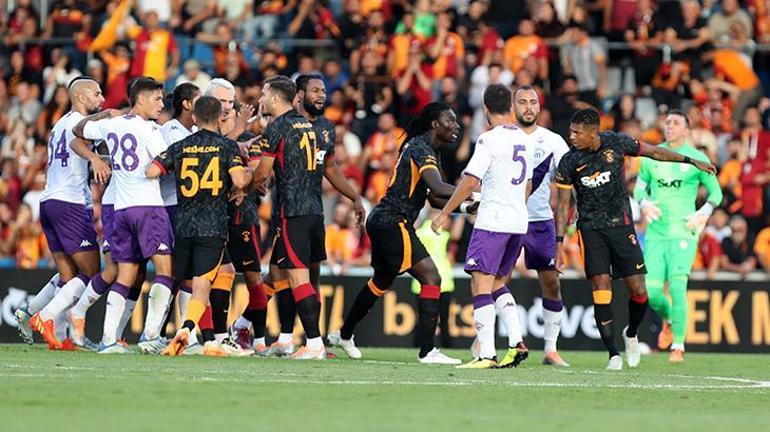 Fiorentina - Galatasaray maçında saha karıştı Taraftarın hamlesi sonrası Muslera ve Okan Buruk çılgına döndü