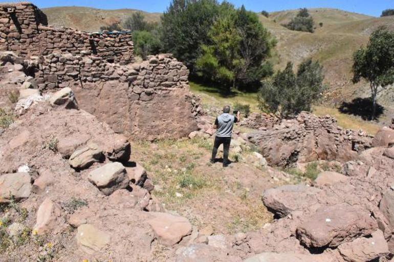 42 yıl önce terk edilen gizemli köyde defineci talanı