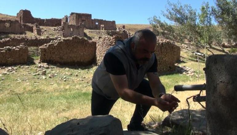 42 yıl önce terk edilen gizemli köyde defineci talanı