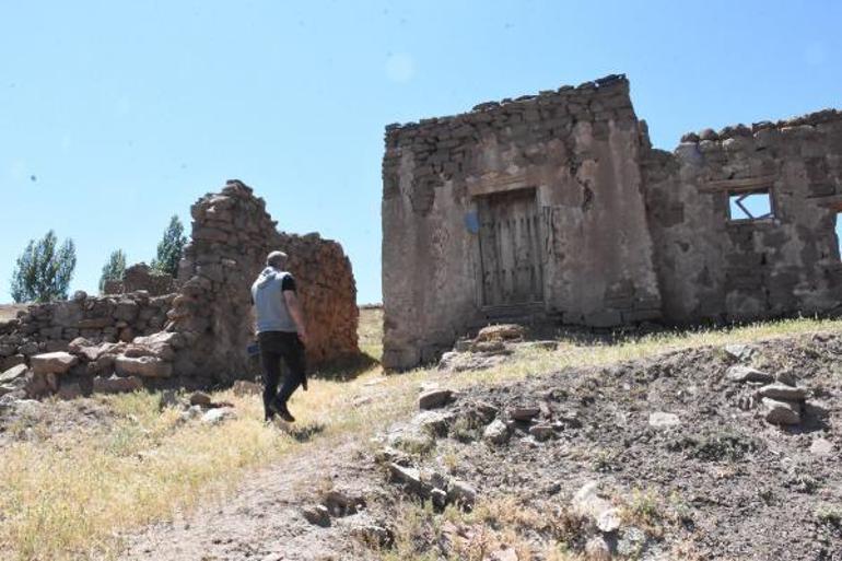 42 yıl önce terk edilen gizemli köyde defineci talanı