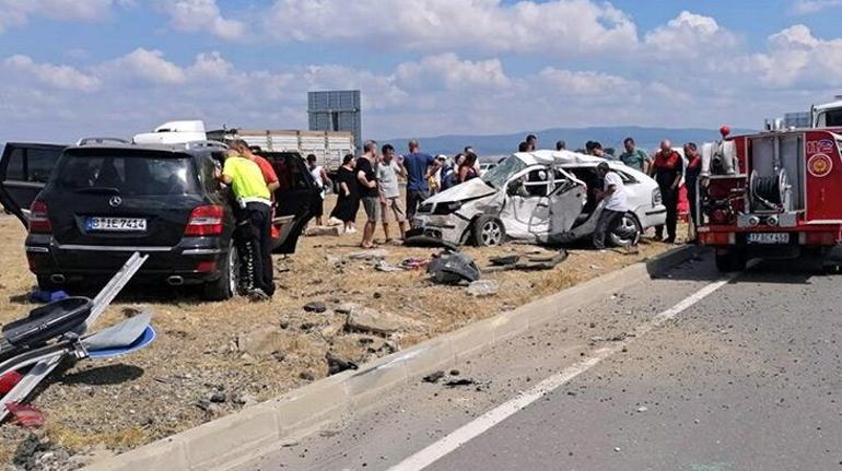 Çanakkalede otomobiller çarpıştı Anne ve baba öldü, 5 kişi yaralandı