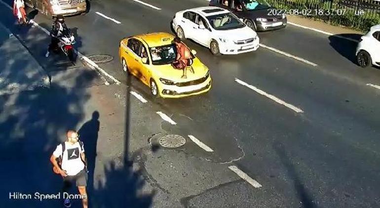 Tartışma sonrası taksi üstünde yolculuk