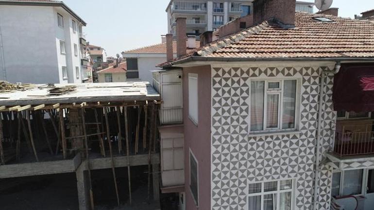 Apartman duvarı manzaralı balkonlar Deprem olmuş gibi eve yaslanmış