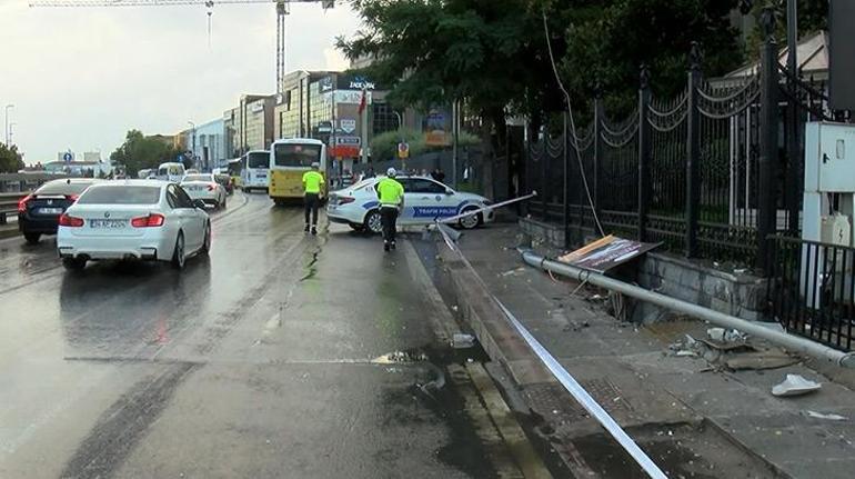 Üsküdar’da İETT otobüsü elektrik panosu ve direğe çarptı