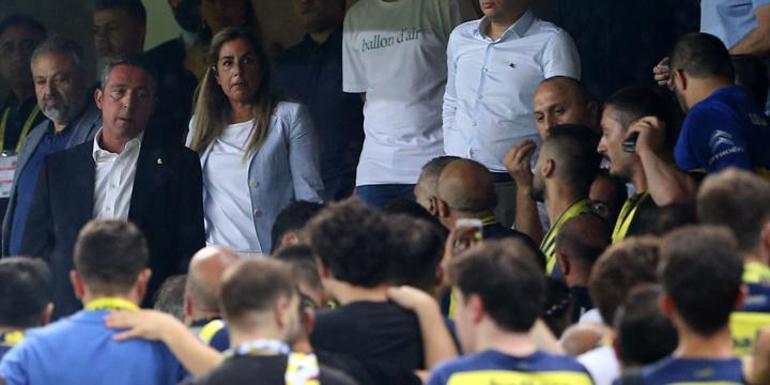 Fenerbahçede Başkan Ali Koç tribünde taraftarlarla tartıştı