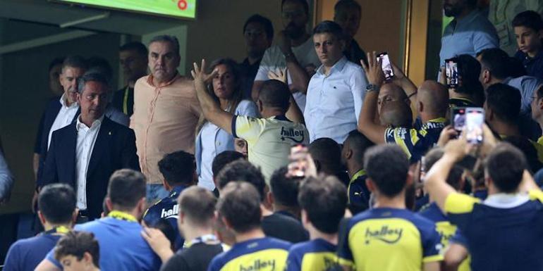 Fenerbahçede Başkan Ali Koç tribünde taraftarlarla tartıştı