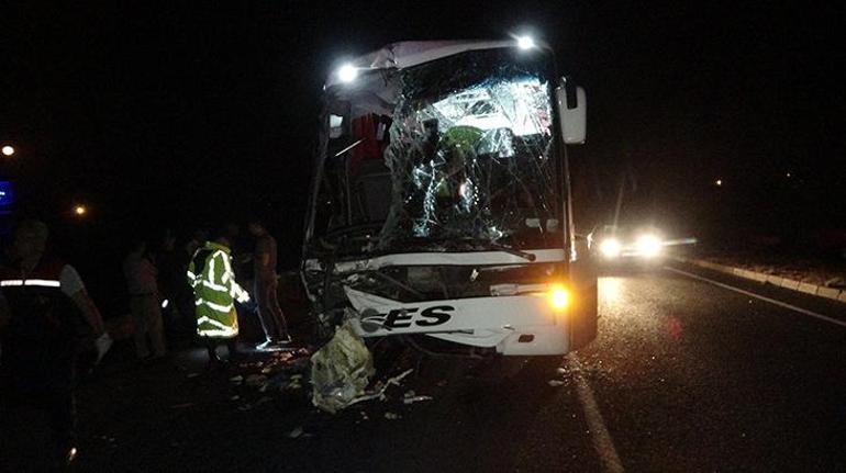 TIRa arkadan çarpan otobüste muavin hayatını kaybetti: 43 yaralı var