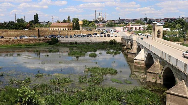 Tunca Nehrinde debi düştü, yüzeyi çöp ve otlarla kaplandı