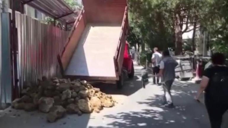 Kadıköy’de kiracılara büyük şok Apartman girişine moloz döktüler