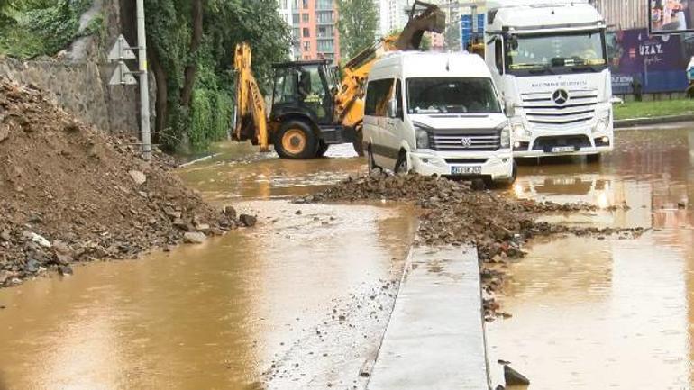 Sarıyerde yol çöktü, Kağıthanede toprak kaydı