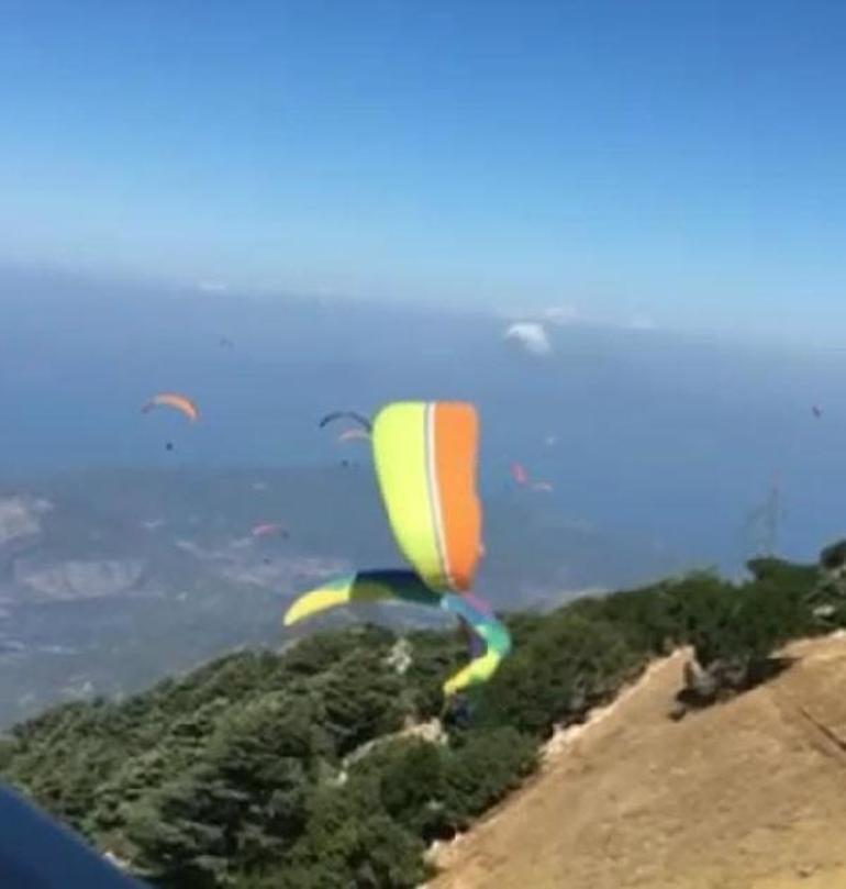 Yamaç paraşütü pilotları havada çarpıştı