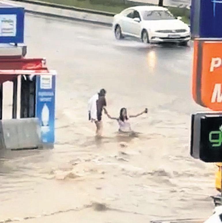 İstanbul yolları nehir oldu aktı