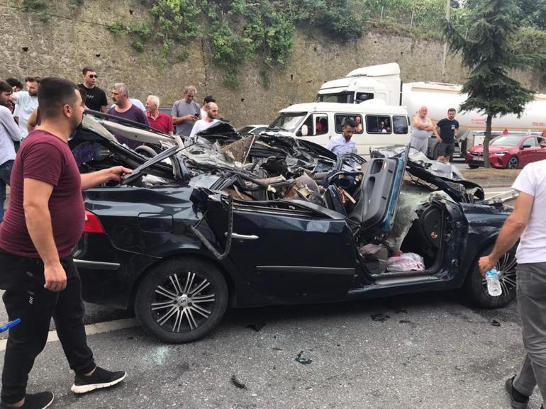 Trabzonda feci kaza... Otomobilin tavanı kağıt gibi yırtıldı: 3’ü çocuk, 6 yaralı