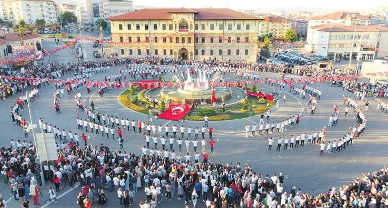 Dünyanın en uzun halayı Sivas’ta çekildi