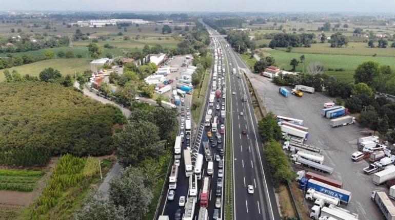 Anadolu Otoyolunda feci kaza Otomobil kamyonun altına girdi, ölü ve yaralılar var