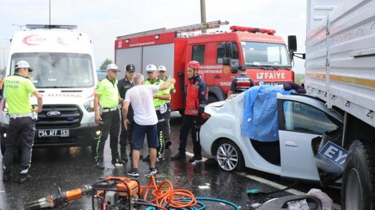 Anadolu Otoyolunda feci kaza Otomobil kamyonun altına girdi, ölü ve yaralılar var