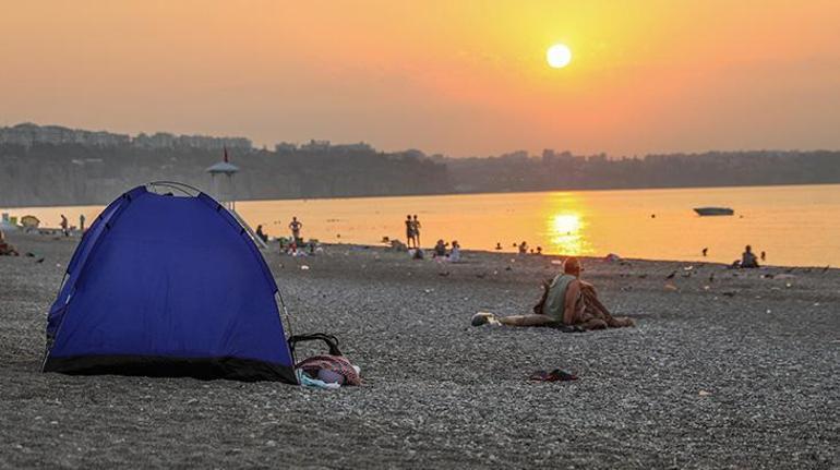 Yasak olmasına rağmen Antalyalılar gece sahilde uyuyor