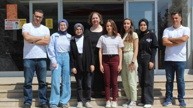 Türkiye derecesi yapan aynı sınıftaki 7 kız öğrenci, tıp fakültesini kazandı