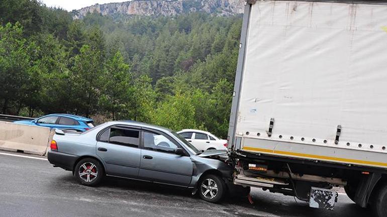 Manisada zincirleme kaza 7 araç birbirine girdi; 2si çocuk 5 yaralı