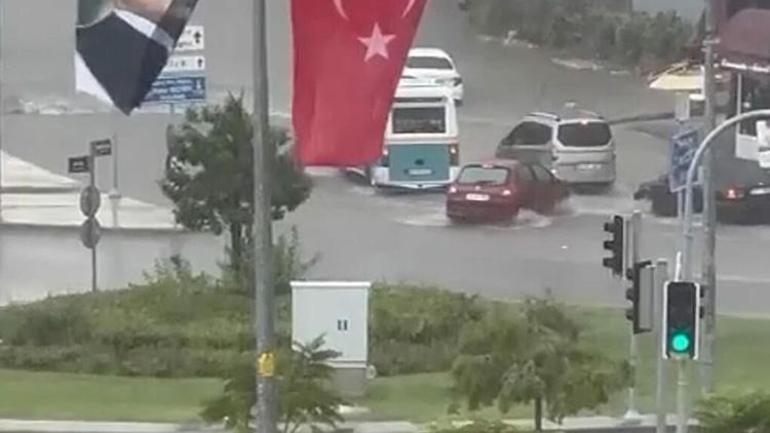 İzmirde sağanak; dere taştı, yollar göle döndü