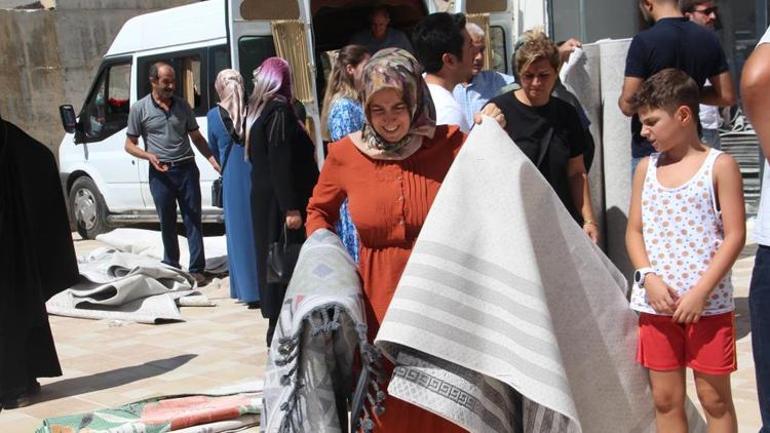 Ucuz halı almak isteyen vatandaşlar birbiriyle yarıştı, kapıda kuyruklar oluştu