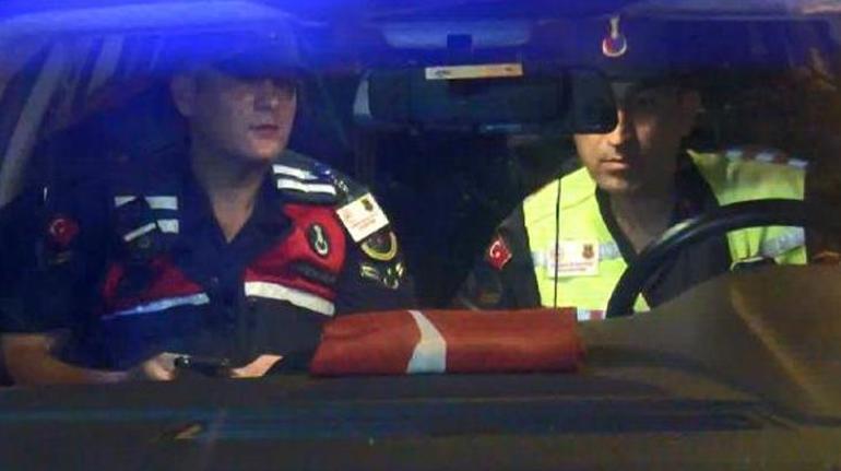 Türk bayrağını gören jandarma önce öptü sonra ekip aracına koydu
