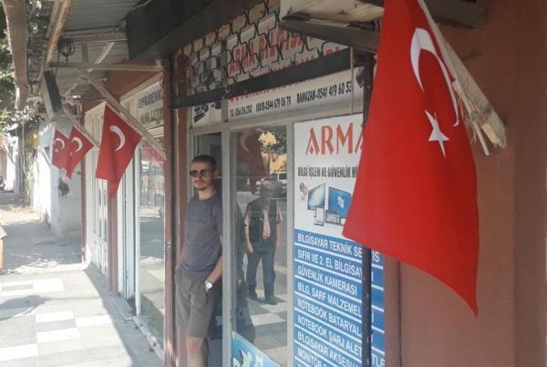 Yıpranmış bayrak, uykumu kaçırıyor dedi, bir gecede ilçedeki Türk bayraklarını değiştirdi
