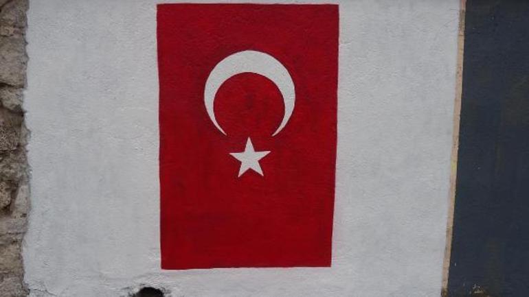 Yıpranmış bayrak, uykumu kaçırıyor dedi, bir gecede ilçedeki Türk bayraklarını değiştirdi