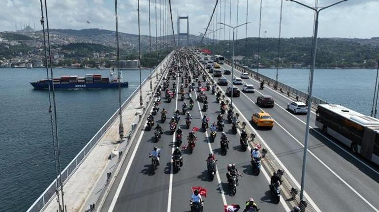 15 Temmuz Şehitler Köprüsünde dikkat çeken kare Görsel şölen oluşturdu