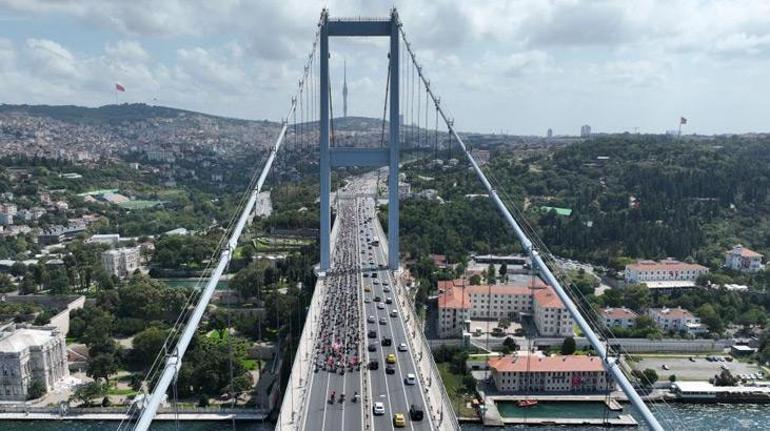 15 Temmuz Şehitler Köprüsünde dikkat çeken kare Görsel şölen oluşturdu