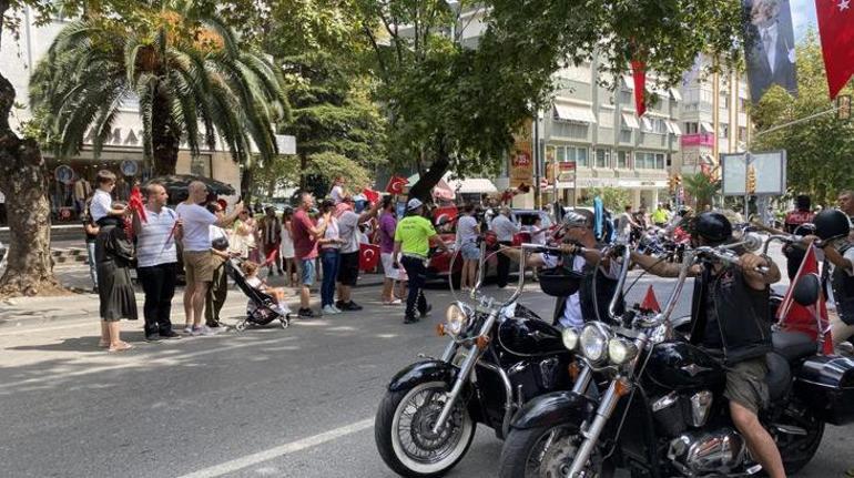 15 Temmuz Şehitler Köprüsünde dikkat çeken kare Görsel şölen oluşturdu