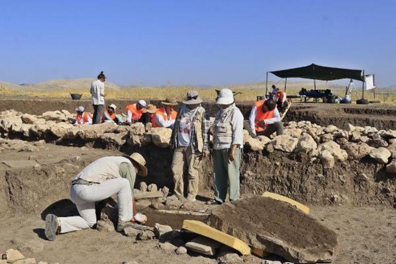 Çayönü Tepesinde 3 sandık mezar daha bulundu