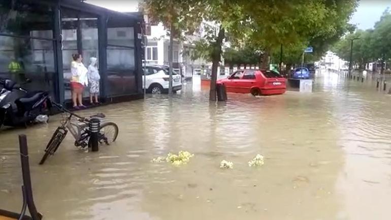 Şarköyde sağanak ve dolu Yollar göle döndü, iş yerlerini su bastı