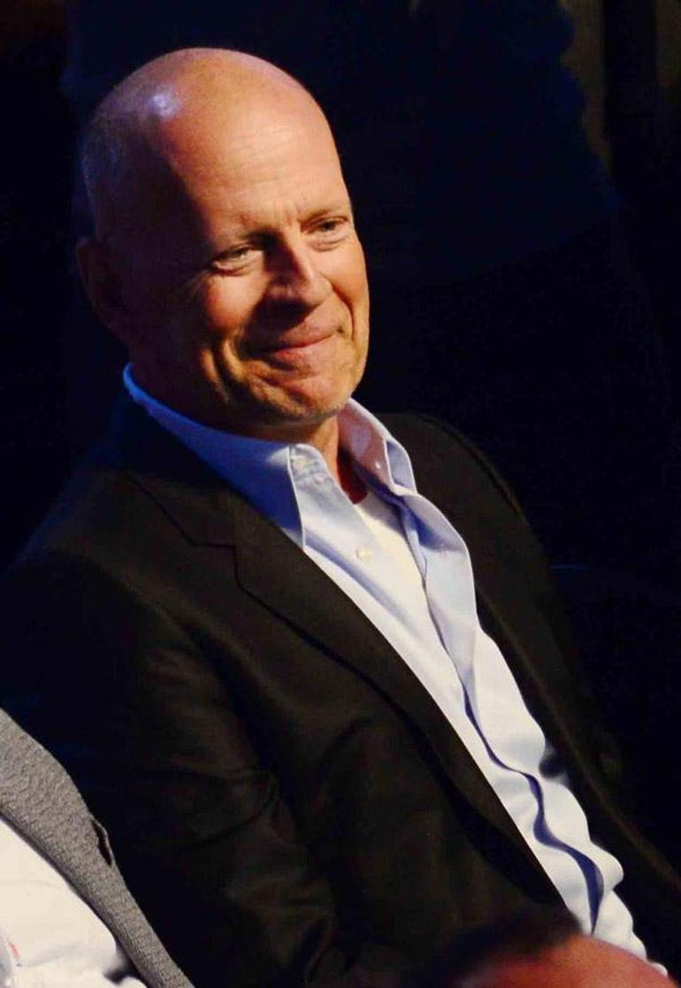 Bruce Willis, Californiada görüntülendi Hayranıyla fotoğraf çektirdi