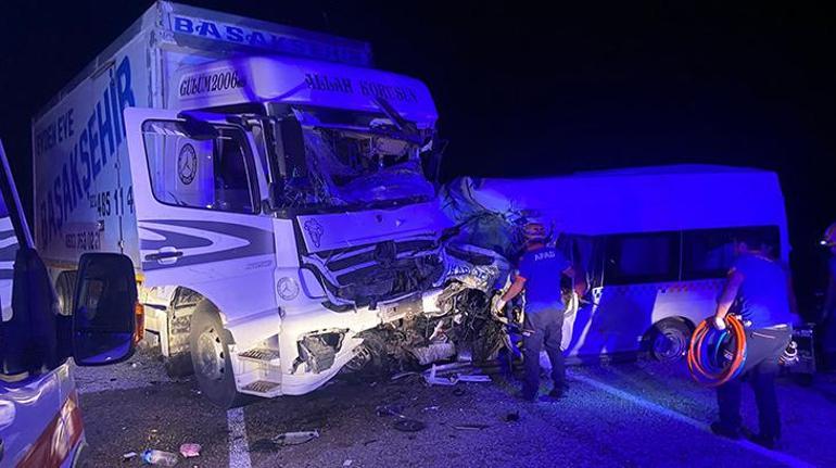 Düğünden dönenleri taşıyan minibüs ile kamyon çarpıştı; 7 ölü, 9 yaralı