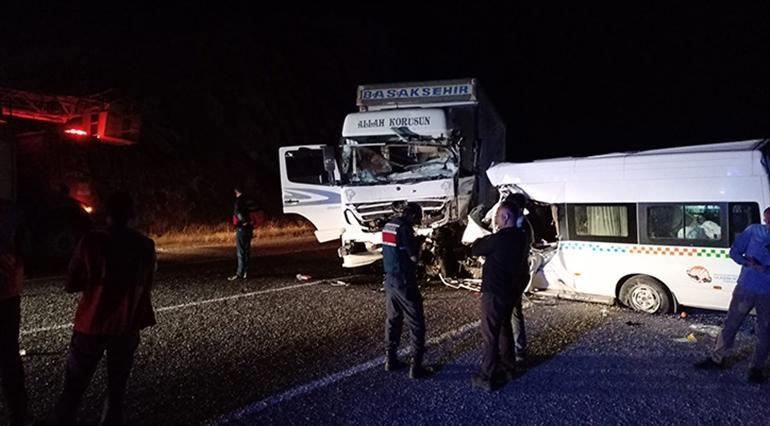 Düğünden dönenleri taşıyan minibüs ile kamyon çarpıştı; 7 ölü, 9 yaralı