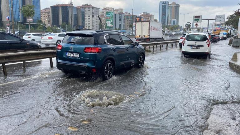 İstanbulda kuvvetli yağış Araçlar mahsur kaldı