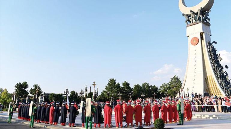 Cumhurbaşkanlığı Muhafız Alayından konser ve nöbet değişim gösterisi