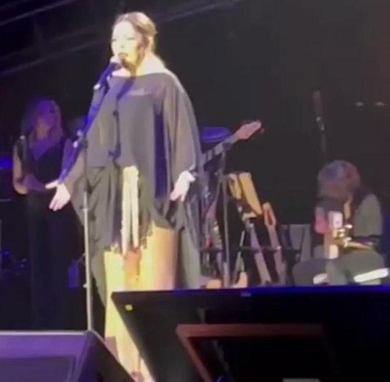 İzel-Çelik-Ercan konserinde korkutan anlar İzel sahnede bayıldı